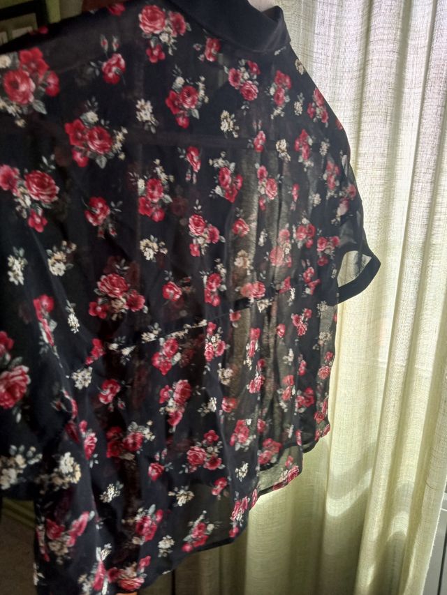 Camisa calada crop top flores BSK tS