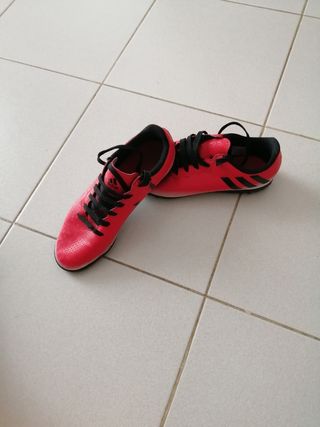 Botas futbol talla 38 de segunda mano por 10 EUR en Santa Cruz de Tenerife  en WALLAPOP