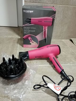 Secador de pelo Silver Crest con su caja de segunda mano por 18 EUR en  Badalona en WALLAPOP
