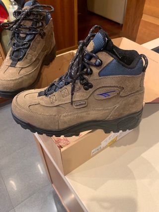 Botas montaña mujer de segunda mano por 15 EUR en España en WALLAPOP