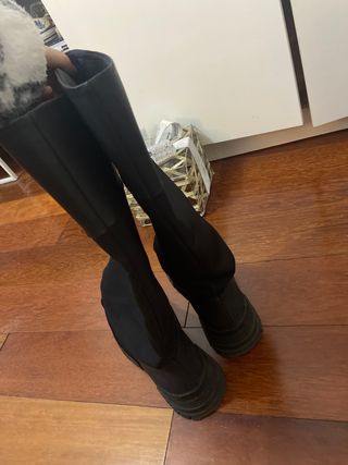 Bota plana Zara de segunda mano por 13 EUR en Barcelona en WALLAPOP