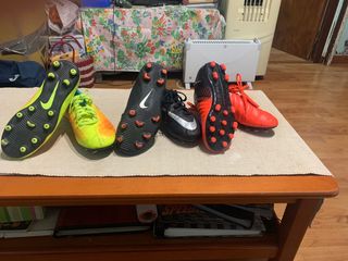 Zapatos de fútbol (talla 37 y 36,5) de segunda mano por 70 EUR en Barcelona  en WALLAPOP