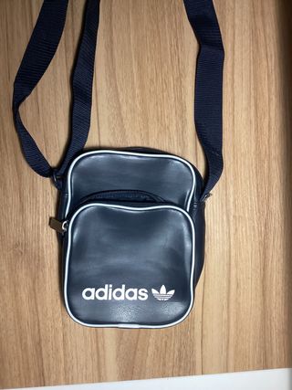 Bolsa Mariconera Adidas de segunda mano por 15 EUR en Chiclana de la  Frontera en WALLAPOP