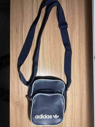Bolsa Mariconera Adidas de segunda mano por 10 EUR en Chiclana de la  Frontera en WALLAPOP