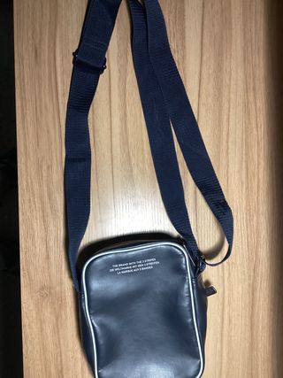 Bolsa Mariconera Adidas de segunda mano por 15 EUR en Chiclana de la  Frontera en WALLAPOP
