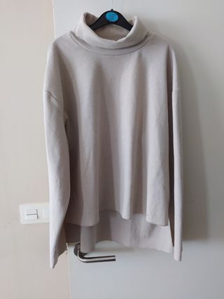 Sudadera cuello alto de zara de segunda mano por 5 EUR en Vitoria-Gasteiz  en WALLAPOP