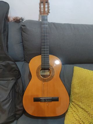 Guitarra Española Admira Fiesta + funda + afinador de segunda mano por 65  EUR en L\\'Hospitalet de Llobregat en WALLAPOP