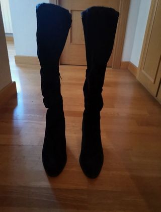 Botas negras altas ante de segunda mano por 9 EUR en Torrejón de Ardoz en  WALLAPOP
