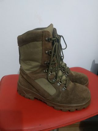 Botas militares 40 de segunda mano por 20 EUR en Utrera en WALLAPOP