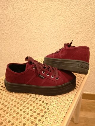 Zapatillas Victoria granates con plataforma de segunda mano por 15 EUR en  Madrid en WALLAPOP