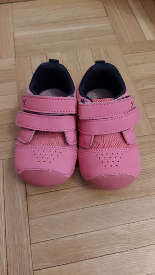 Zapatillas primeros pasos bebe Decathlon talla 20 de segunda mano por 5 EUR  en Valdemoro en WALLAPOP