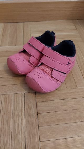 Zapatillas primeros pasos bebe Decathlon talla 20 de segunda mano por 5 EUR  en Valdemoro en WALLAPOP