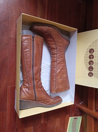 Botas piel mujer con cuña de segunda mano por 14,9 EUR en Valladolid en  WALLAPOP