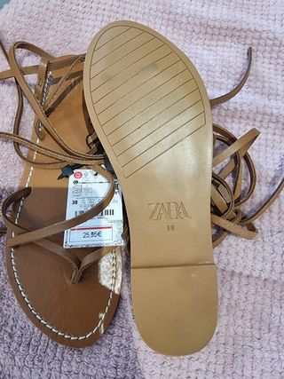 Sandalia plana piel atada marrón Zara de segunda mano por 19 EUR en Los  Dolores en WALLAPOP