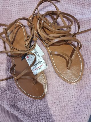 Sandalia plana piel atada marrón Zara de segunda mano por 19 EUR en Los  Dolores en WALLAPOP