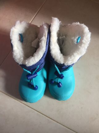 Botas decathlon Bebe talla 20\\/21 de segunda mano por 5 EUR en Madrid en  WALLAPOP