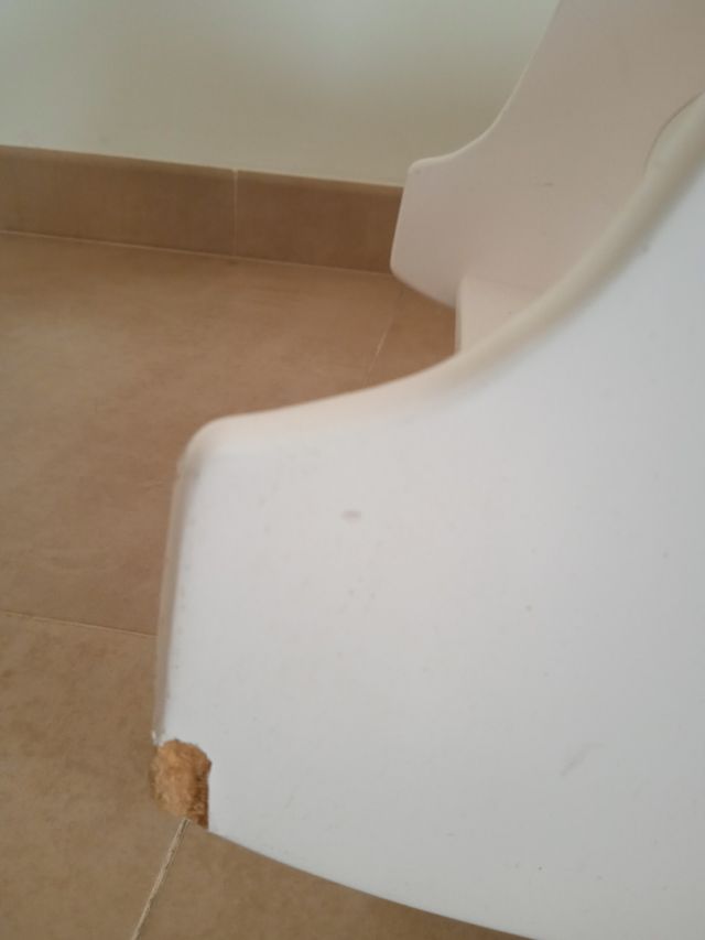 Trona, balancín y escritorio.