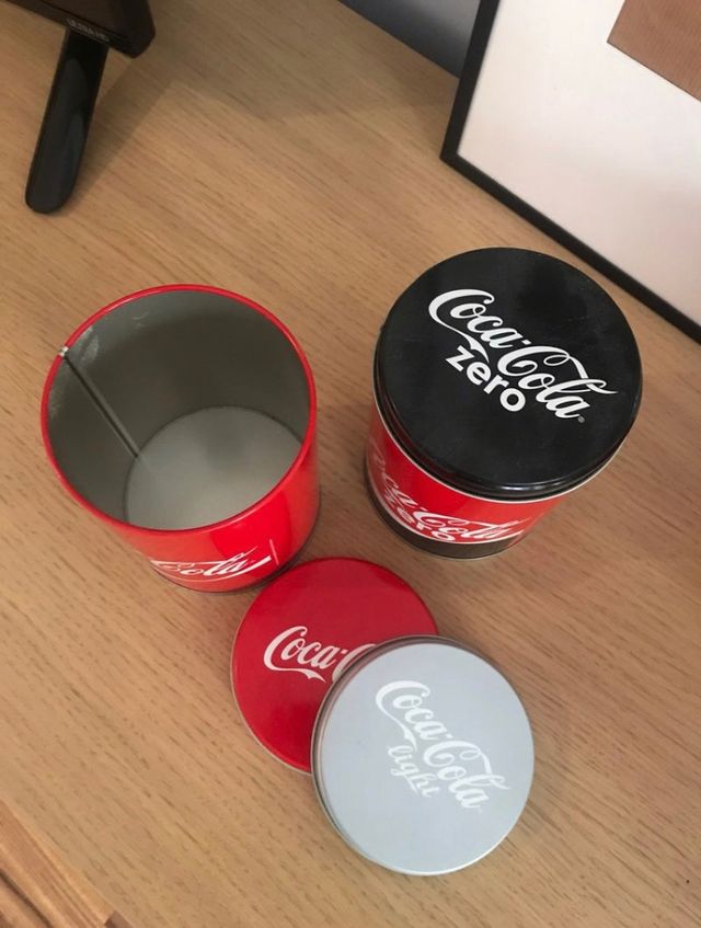 Botes metálicos de Coca-Cola
