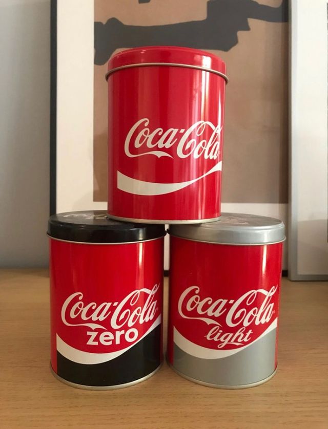 Botes metálicos de Coca-Cola