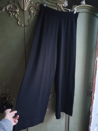 Pantalón palazzo de punto negro 36 de segunda mano por 50 EUR en Barcelona  en WALLAPOP