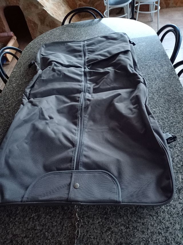 Bolsa de roupa nova