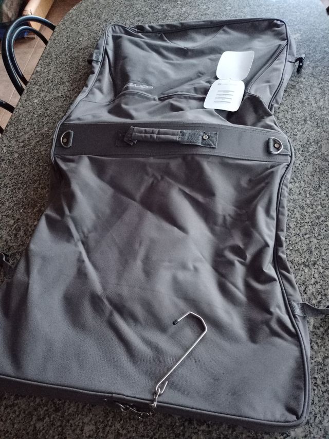 Bolsa de roupa nova