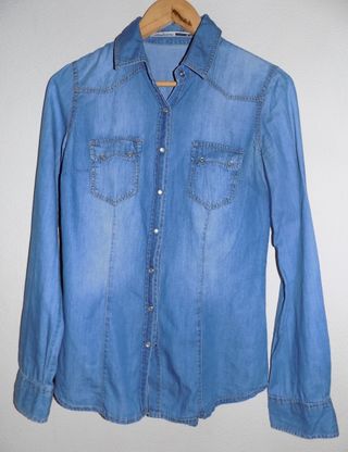 Camisa vaquera Stradivarius talla S de segunda mano por 6 EUR en Pamplona  en WALLAPOP