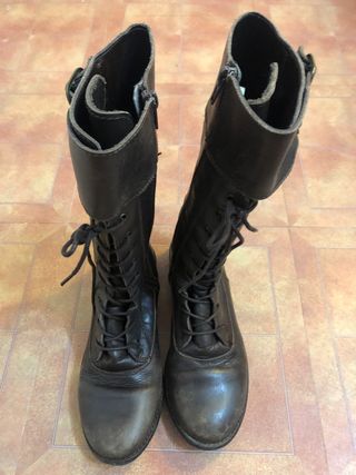 Botas cordones marrones de segunda mano por 10 EUR en Villaviciosa de Odón  en WALLAPOP