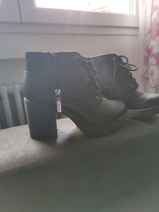 Botas negras Bershka de segunda mano por 10 EUR en Gijón en WALLAPOP