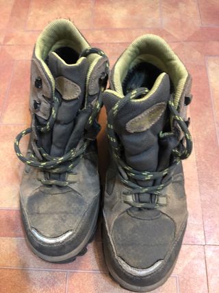 Botas montaña Quechua Novadry 36 de segunda mano por 20 EUR en Villaviciosa  de Odón en WALLAPOP