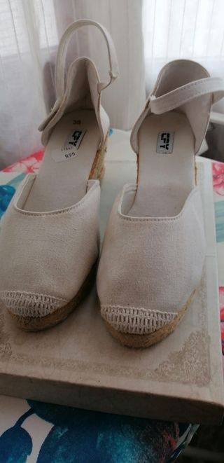 Zapatillas esparto blanca. de segunda mano por 8 EUR en Cuenca en WALLAPOP