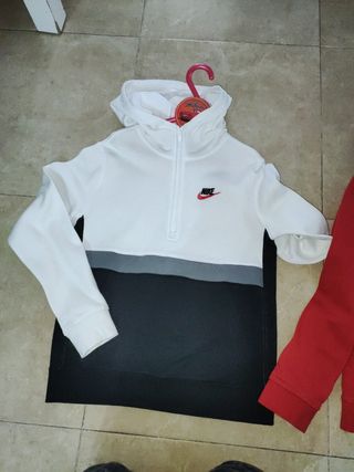 Sudaderas nike nuevas de segunda mano por 20 EUR en Serranillos del Valle  en WALLAPOP