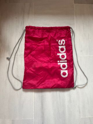 MOCHILA SACO CON CUERDAS ADIDAS de segunda mano por 5 EUR en Sevilla en  WALLAPOP