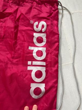MOCHILA SACO CON CUERDAS ADIDAS de segunda mano por 5 EUR en Sevilla en  WALLAPOP