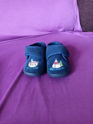 Zapatillas casa bebe talla 20 de segunda mano por 2 EUR en Murcia en  WALLAPOP