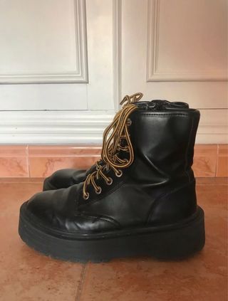 Botas estilo militar negras de segunda mano por 20 EUR en Sevilla en  WALLAPOP