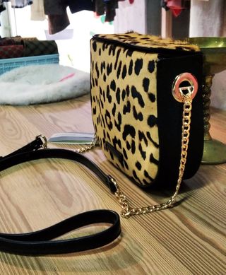 Bolso Parfois leopardo. de segunda mano por 12 EUR en Cambre en WALLAPOP