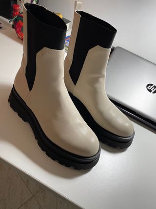 Botas Stradivarius de segunda mano por 17 EUR en Tegueste en WALLAPOP