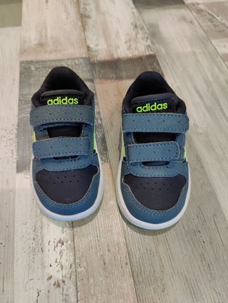 Zapatillas Adidas bebé Talla 20 de segunda mano por 15 EUR en Madrid en  WALLAPOP
