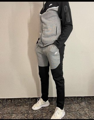 NIKE TECH FLEECE HOMBRE COMPLETAMENTE NUEVO de segunda mano por 75 EUR en  Valencia en WALLAPOP