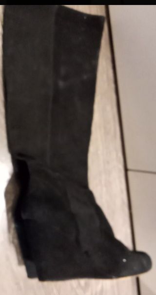 BOTAS ALTAS NEGRAS DE CUÑA. TALLA 38 de segunda mano por 10 EUR en Valencia  en WALLAPOP