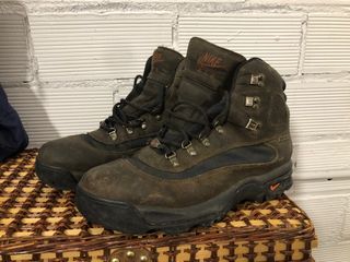 Botas montaña Nike talla 45 de segunda mano por 25 EUR en Barcelona en  WALLAPOP