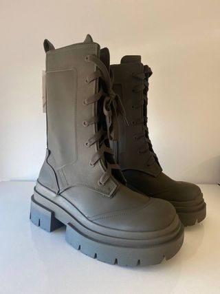 Botas verde militar Zara de segunda mano por 39 EUR en Vigo en WALLAPOP