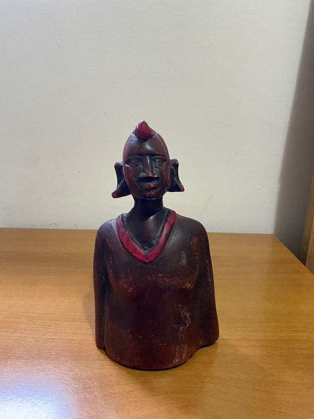 Soprammobile in legno indigeno