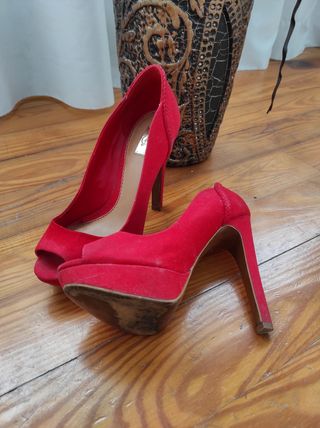 Zapatos rojos mujer tacón de segunda mano por 3 EUR en Santander en WALLAPOP
