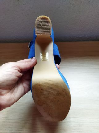 Sandalias de tacón Azul Eléctrico de MARYPAZ de segunda mano por 10 EUR en  Huitar Mayor en WALLAPOP