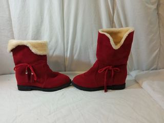 Botines rojos con cuña interior de segunda mano por 9 EUR en Vallibona en  WALLAPOP