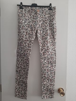 Pantalón de flores de stradivarius de segunda mano por 2 EUR en Badajoz en  WALLAPOP