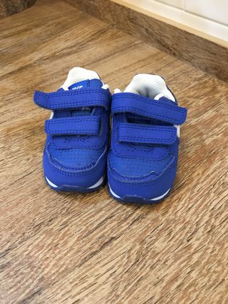 Tenis NIKE ORIGINALES talla 17 de segunda mano por 9 EUR en Cádiz en  WALLAPOP