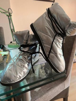 Botas acolchadas Zara de segunda mano por 45 EUR en Almería en WALLAPOP
